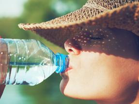 Beber água, usar chapéu e protetor solar são dicas fundamentais
