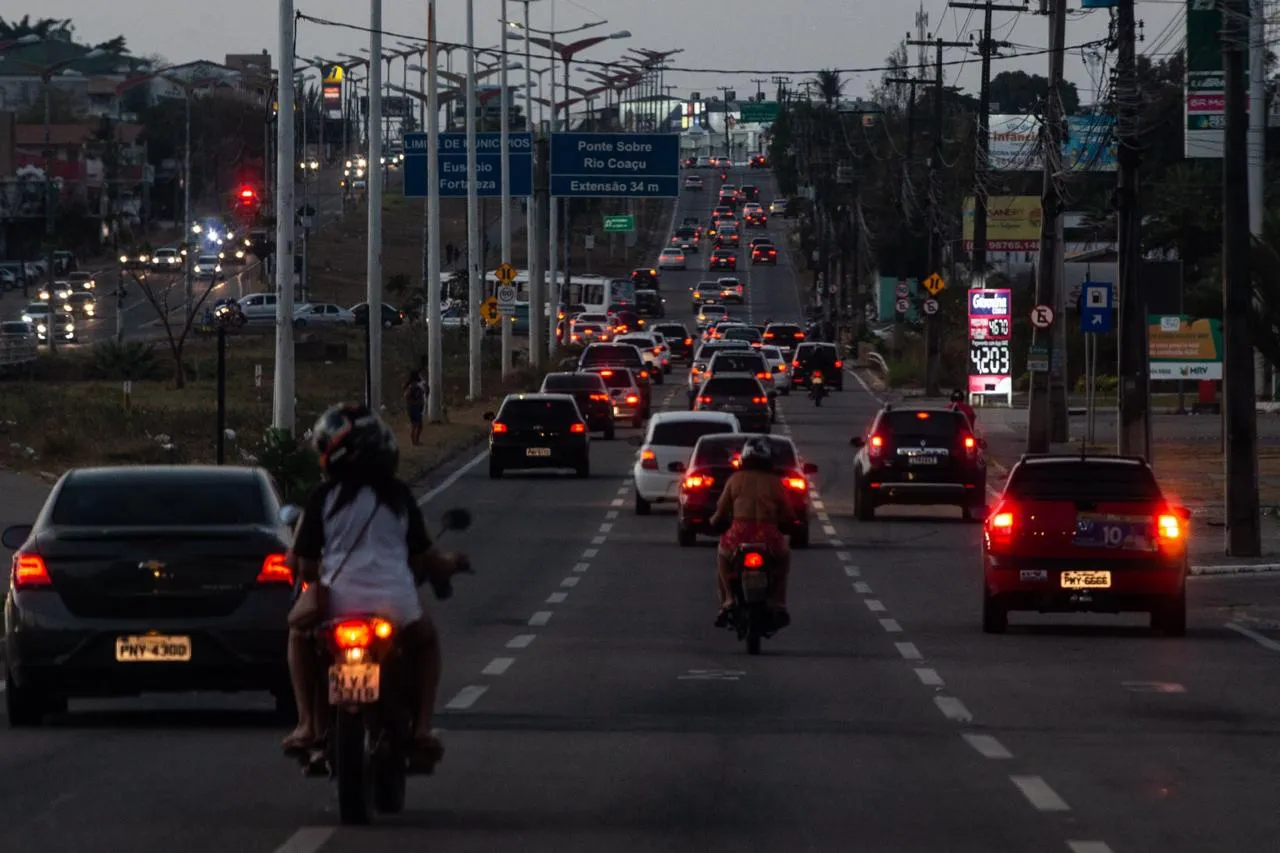 Fluxo de veículos na volta do feriadão de Nossa Senhora Aparecida, em Fortaleza.