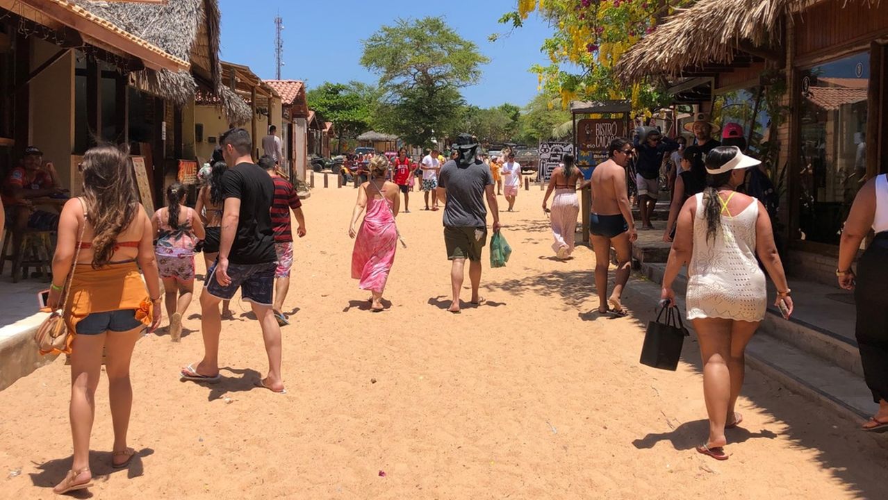 Vila de Jericoacoara com pessoas andando