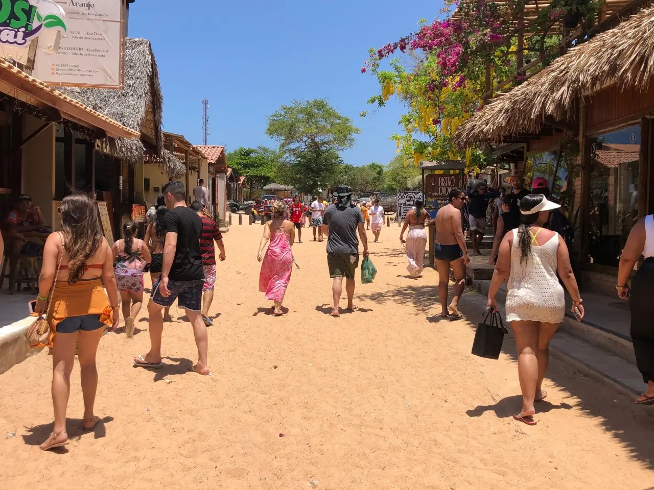 Vila de Jericoacoara com pessoas andando