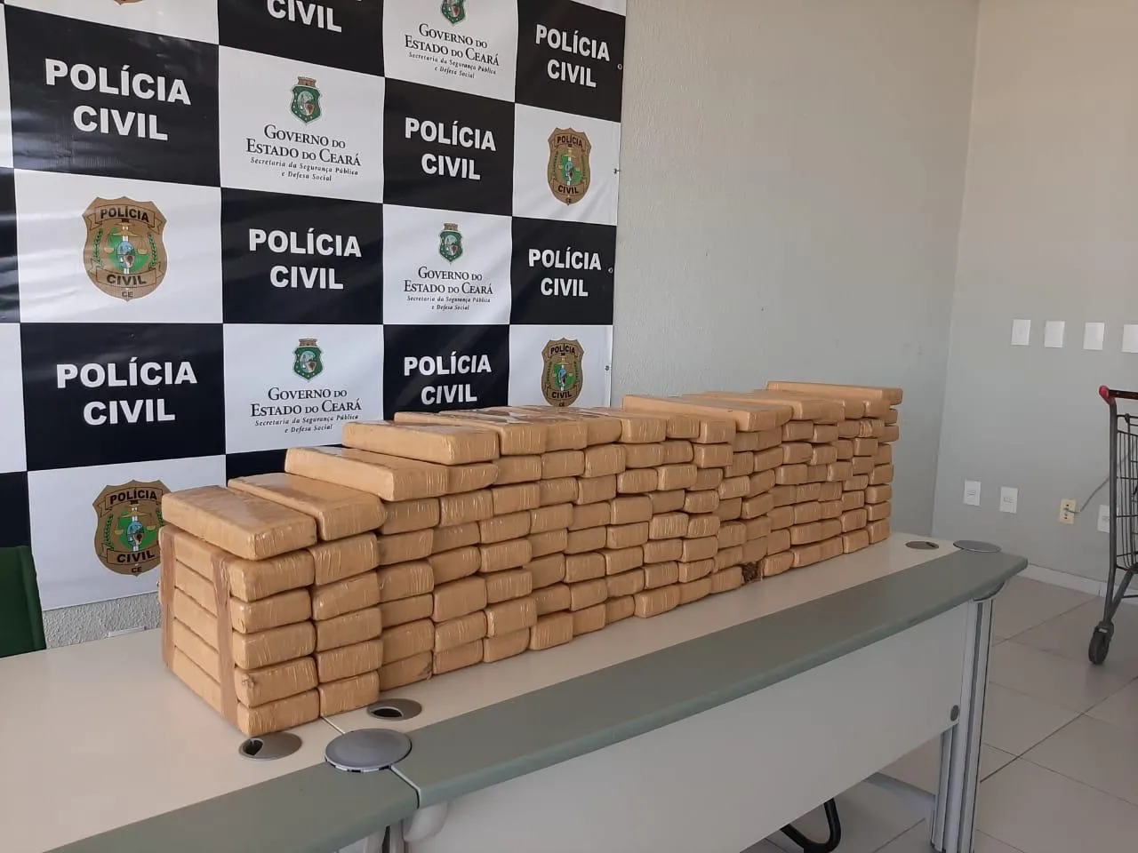 Droga apreendida após carros com crianças serem interceptados pela PRF, em Itaitinga