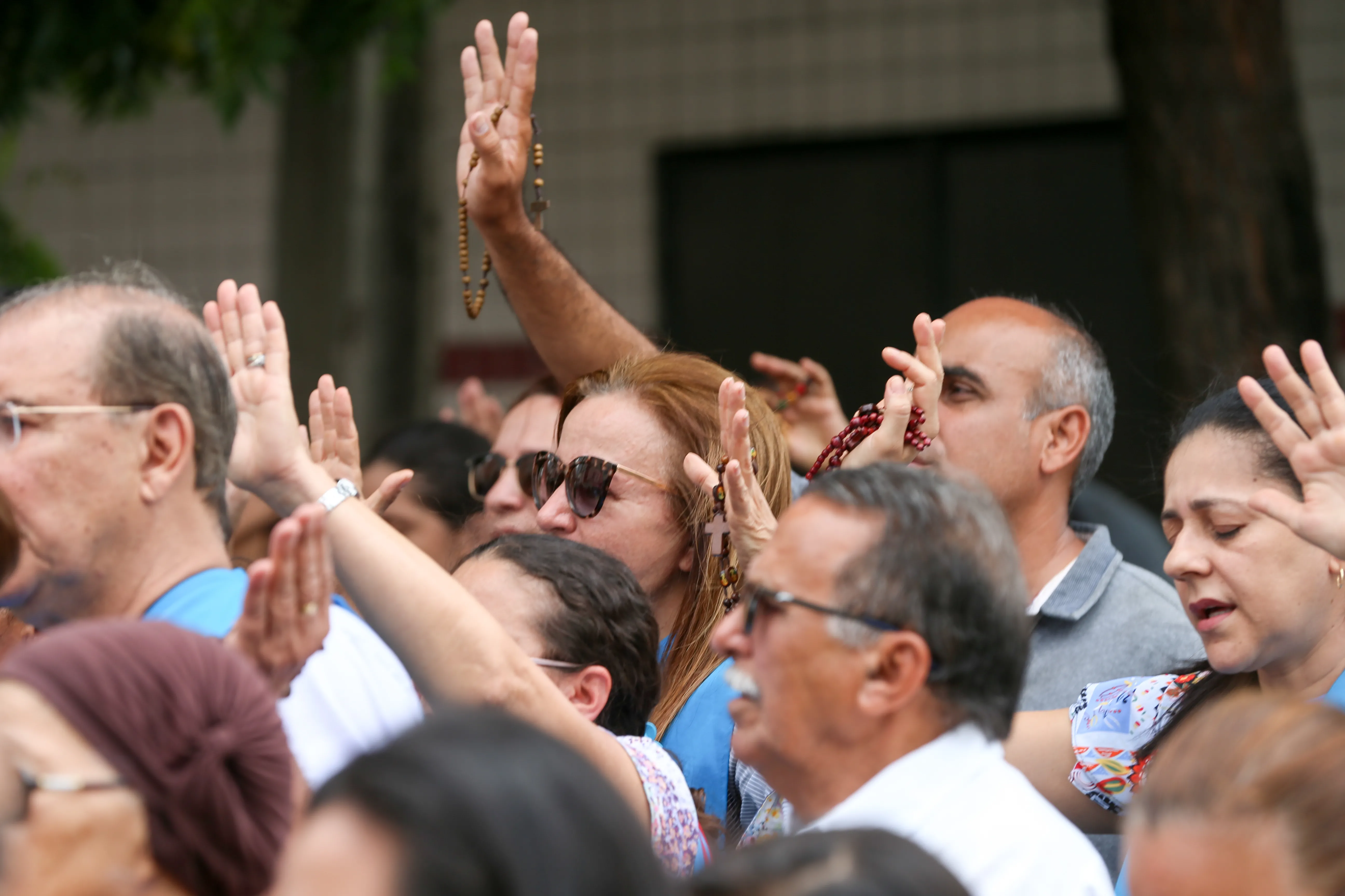 No terceiro dia de buscas por sobreviventes, fiéis se uniram para orar próximos ao local do desabamento