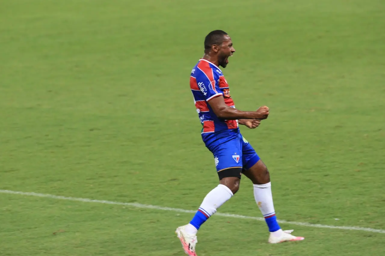 Tinga comemora gol marcado pelo Fortaleza