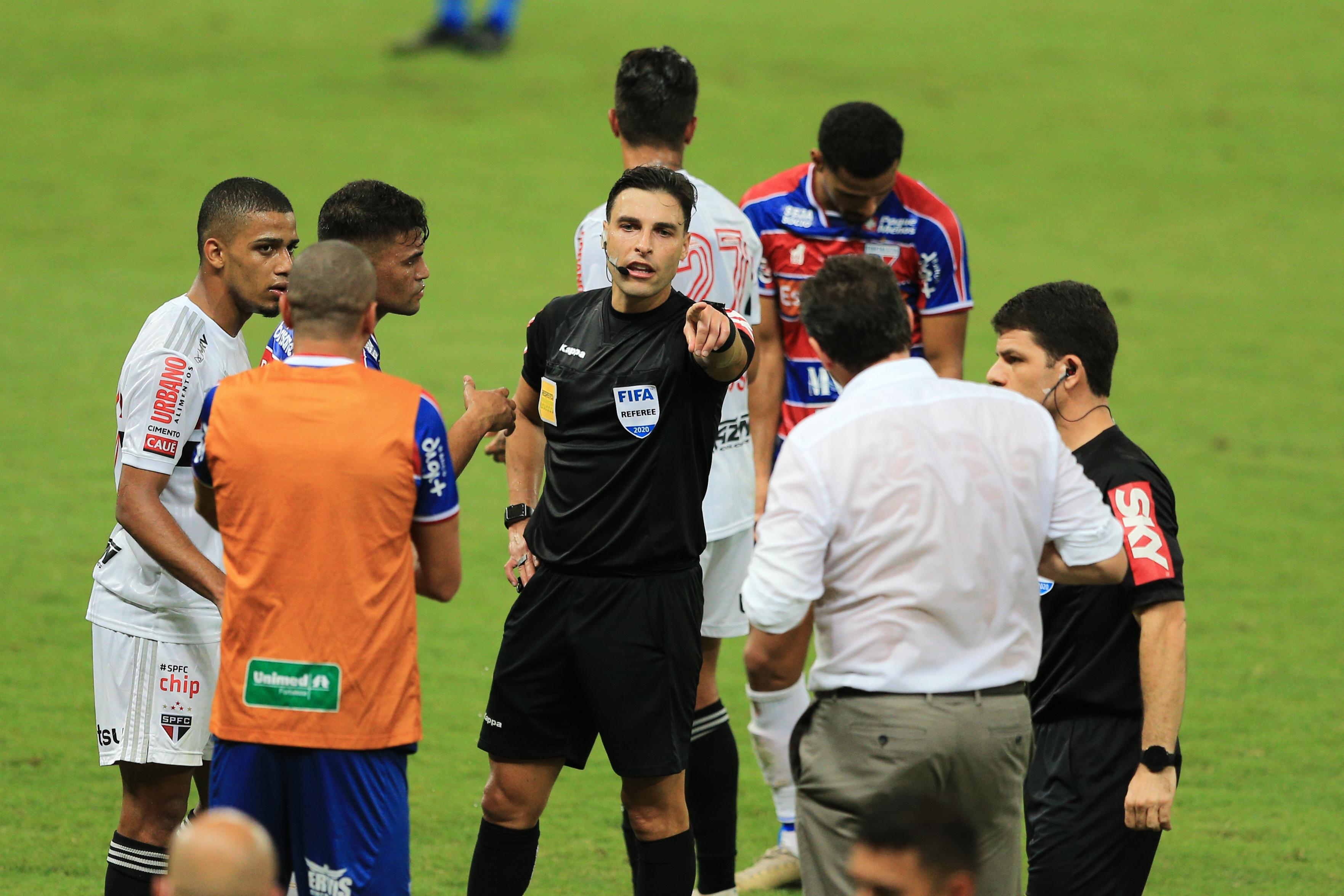 Em súmula, juiz dá gol contra para goleiro do Sport em lance