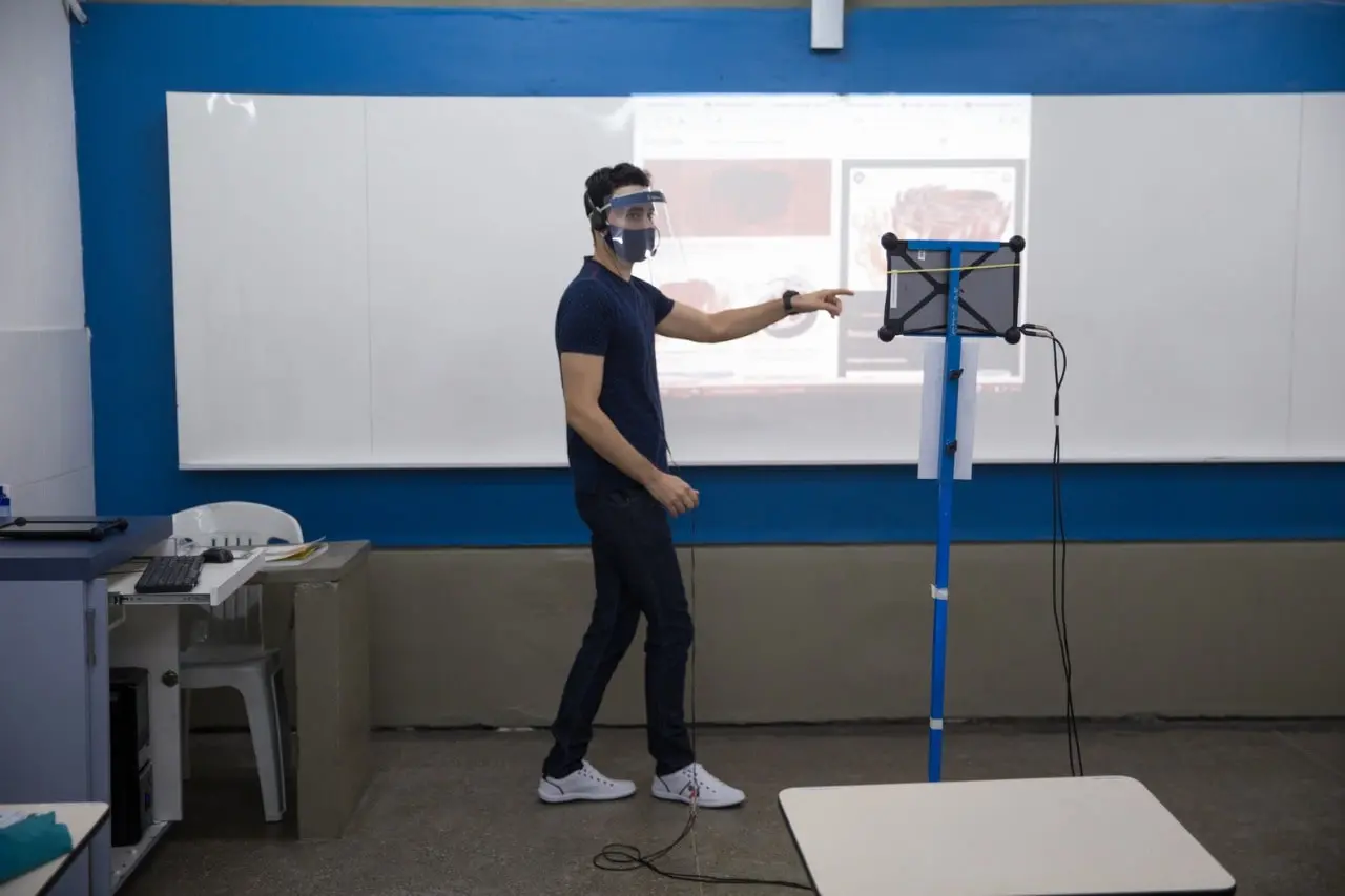 Para que a fusão dos dois anos se torne viável, as instituições de ensino de todo o País são orientadas a priorizar as chamadas atividades essenciais, em detrimento dos conteúdos complementares