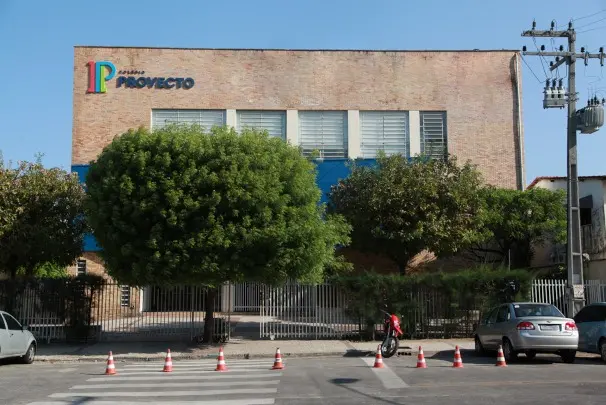 Imagem da notícia Escola de Fortaleza faz drive-thru para arrecadar alimentos para doação