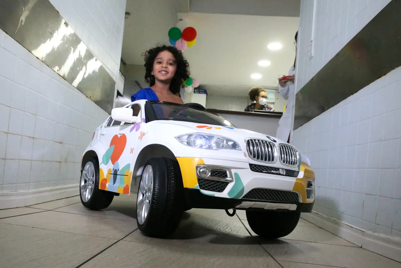 Foto mostra criança em carrinho
