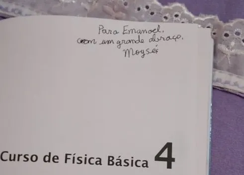 Volumes vieram autografados pelo físico Moysés Nussenzveig.
