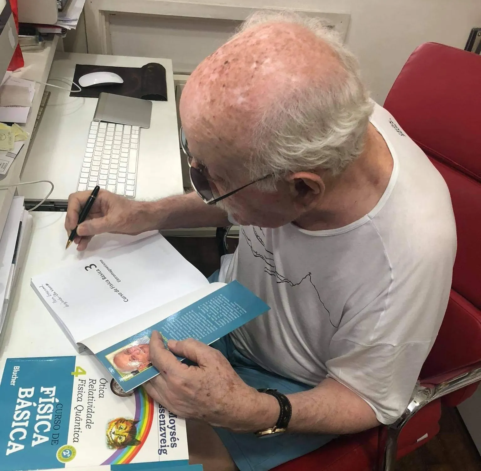 Físico separou os livros para o estudante ainda em fevereiro, antes da pandemia.
