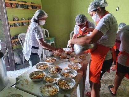 Monitores, professoras e voluntárias levam alimentação saudável para diferentes áreas da cidade
