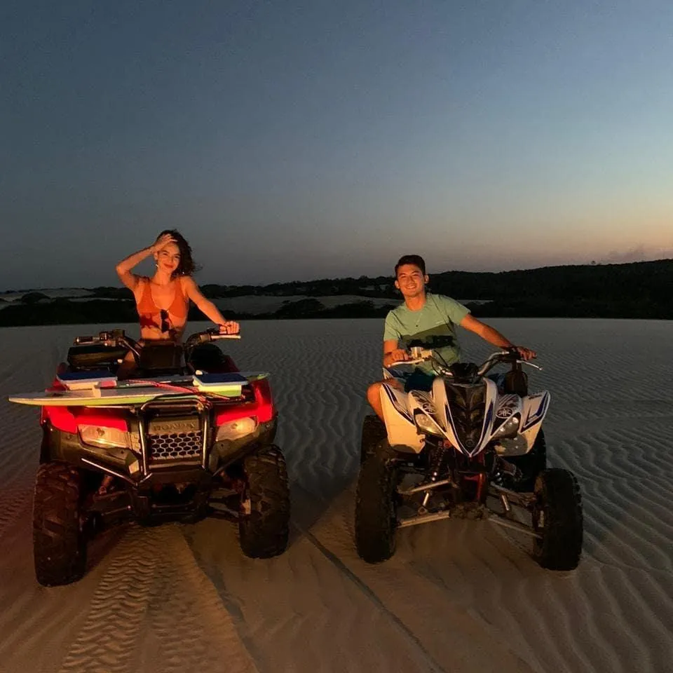Bruna Marquezine curtindo o pôr do sol na Praia da Taíba