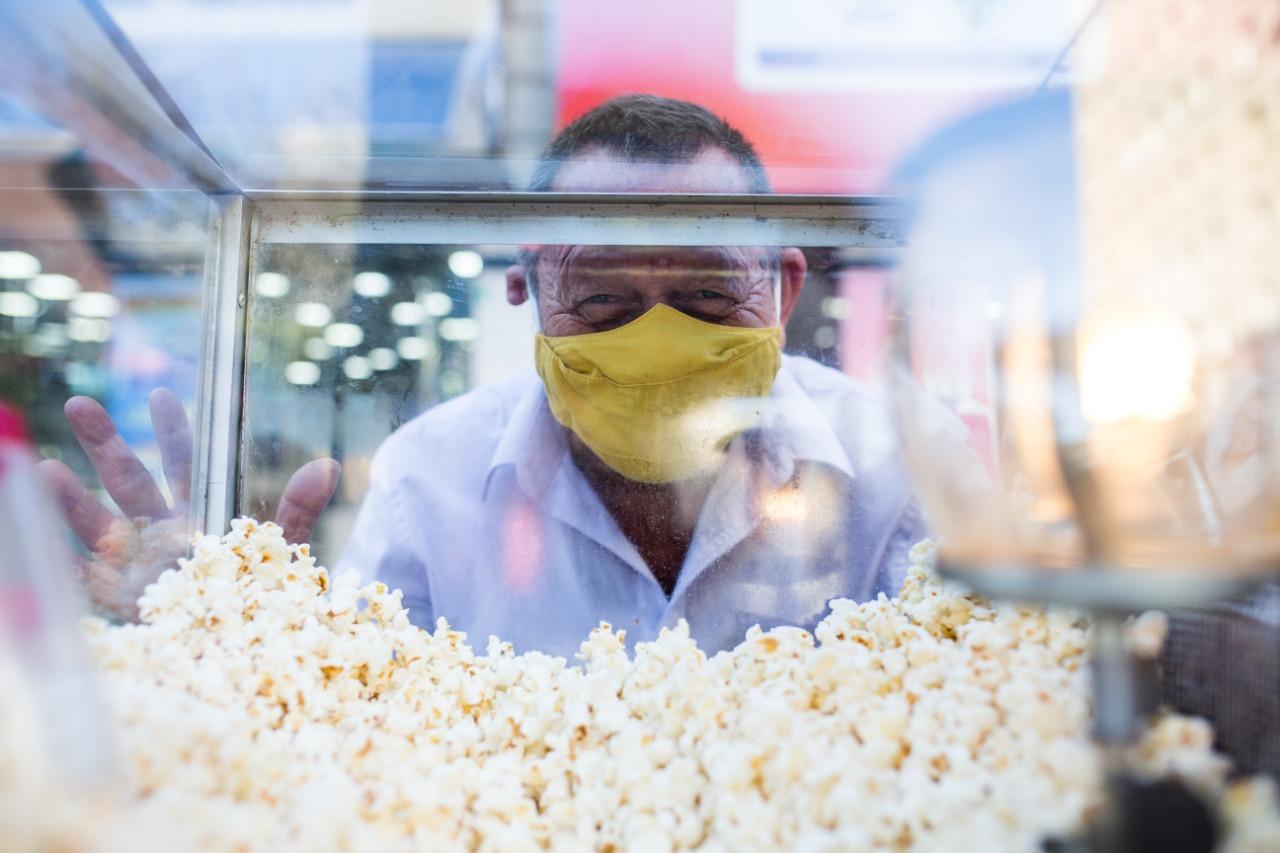 Francisco, 70 anos, vende pipoca há 30 anos na Praça do Ferreira e entregou um afetuoso sorriso com os olhos às lentes da fotógrafa