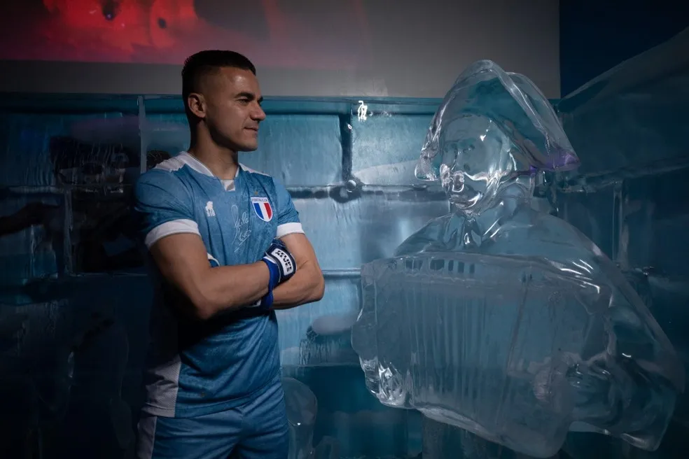 Felipe Alves foi homenageado com a camisa de goleiro do novo uniforme