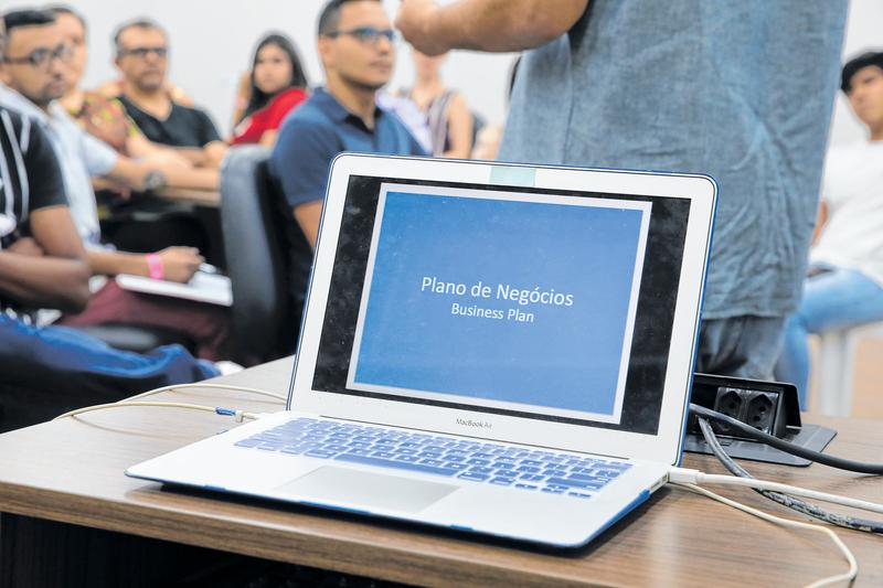 Imagem de um notebook em uma sala de aula