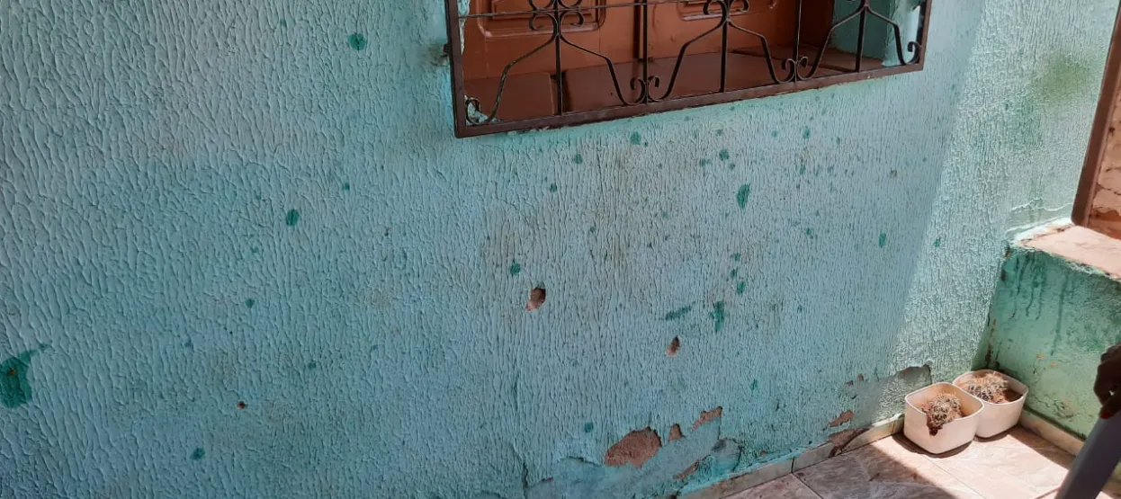 Marcas de tiros na parede da residência onde aconteceu a chacina