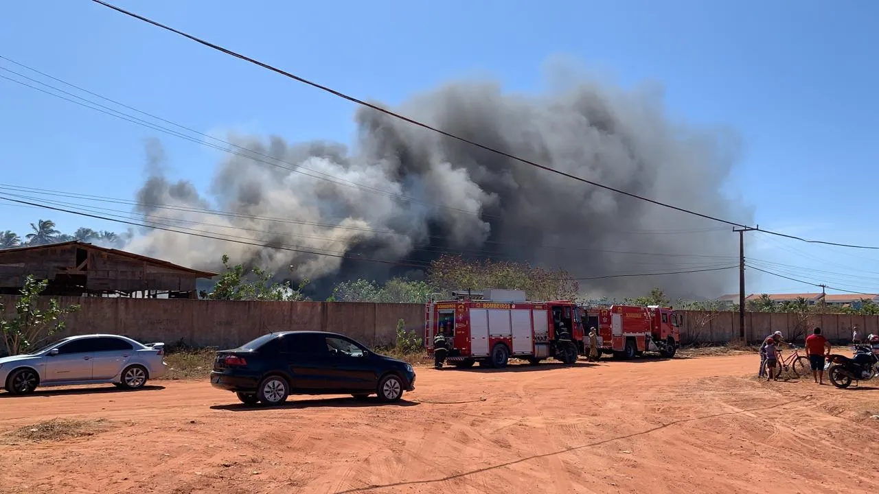 Incêndio em terreno no Bairro Porto das Dunas