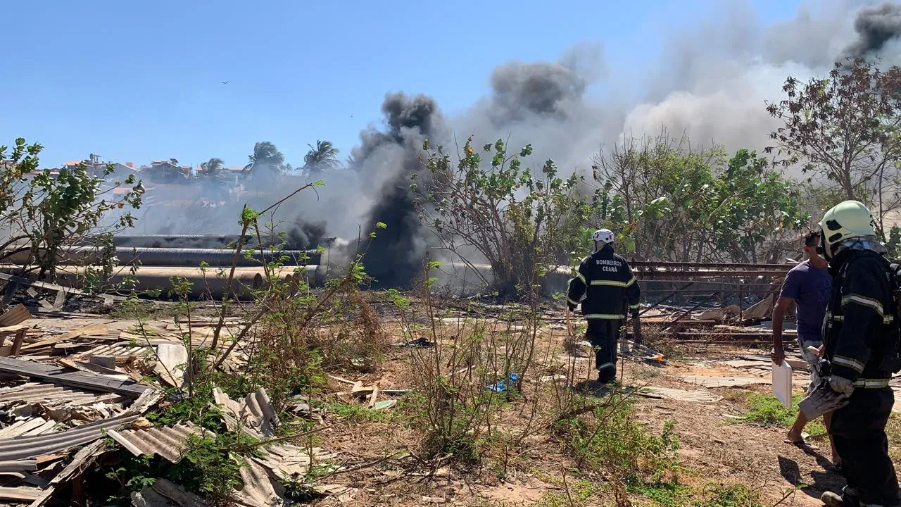 Incêndio em terreno no Bairro Porto das Dunas