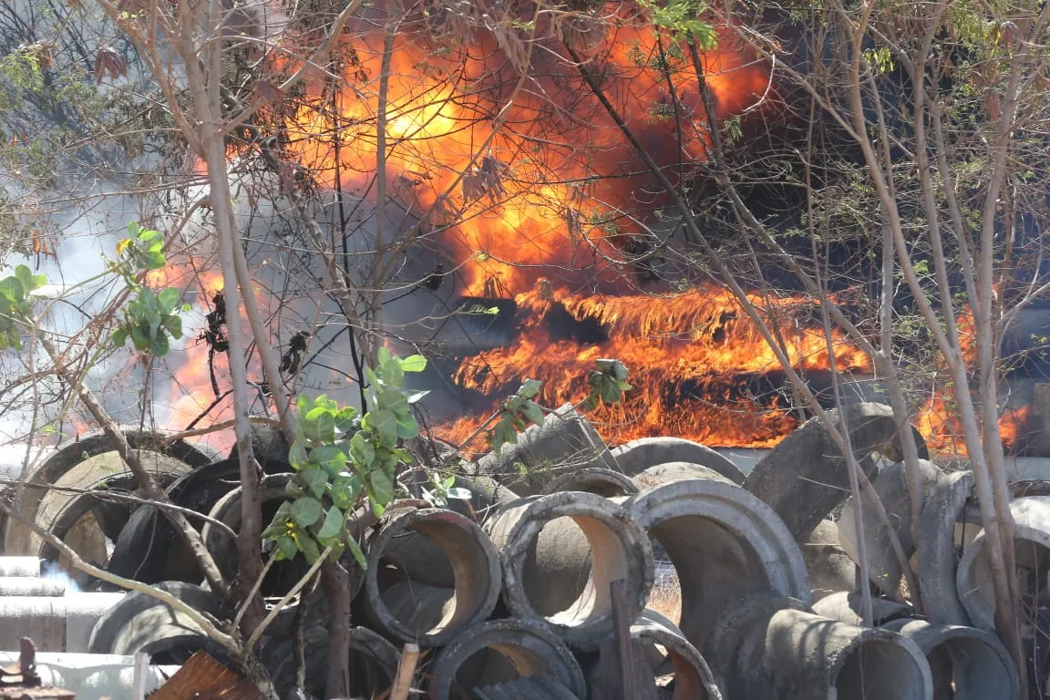 Incêndio em terreno no Porto das Dunas