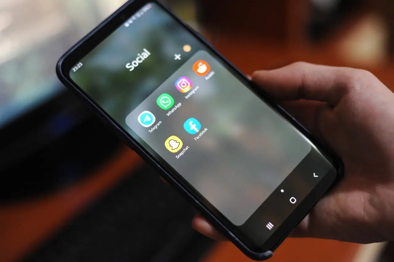 As provas podem ser obtidas em plataformas de redes sociais, como WhatsApp, Facebook, Instagram, TikTok e Telegram, em blogs e emails