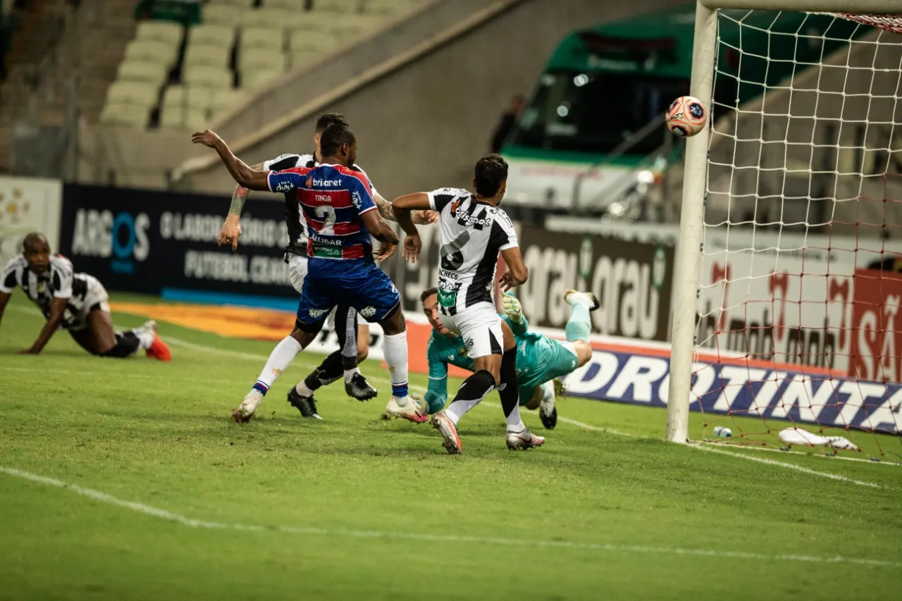 Lance do toque de Tinga para a meta alvinegra