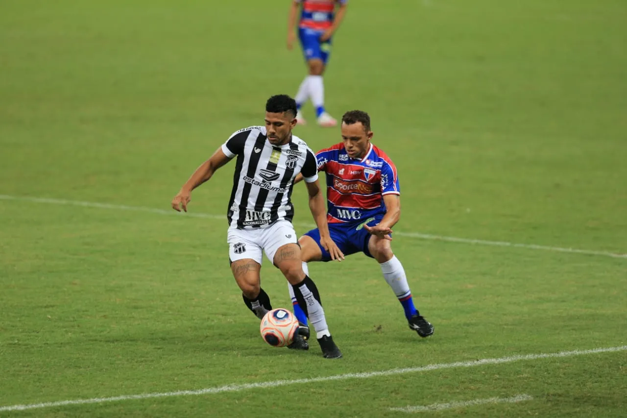 Carlinhos em marcação de Sobral