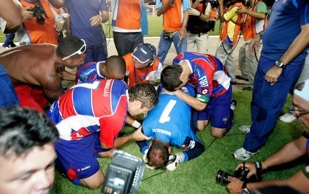 Jogadores comemoram título do Fortaleza