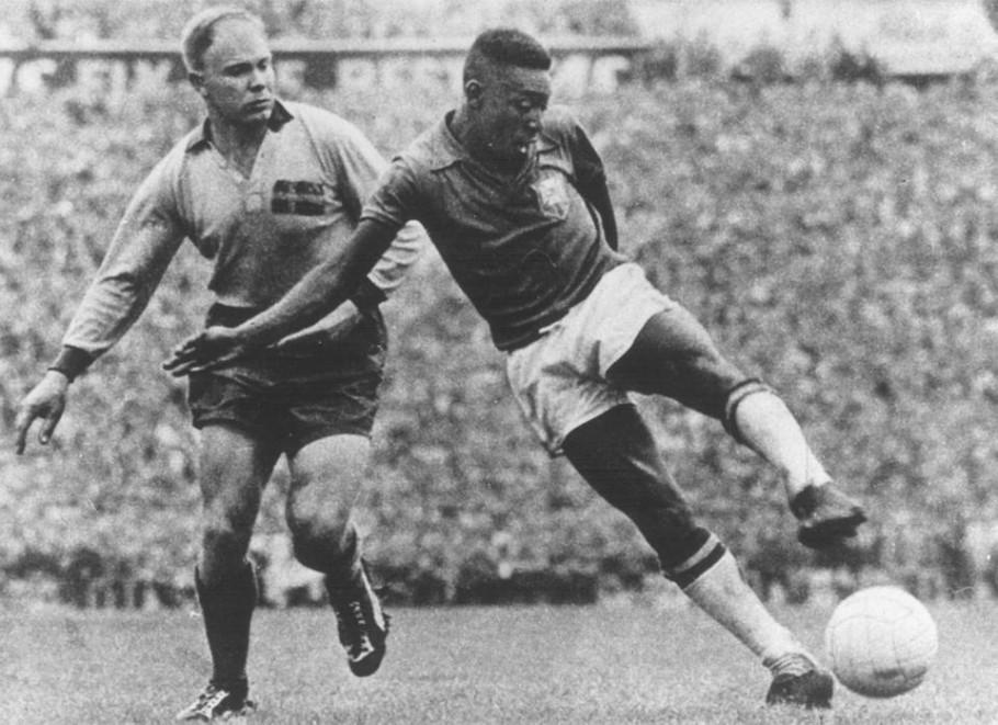 Pelé na final da Copa do Mundo de 1958 contra a Suécia, na casa dos adversários