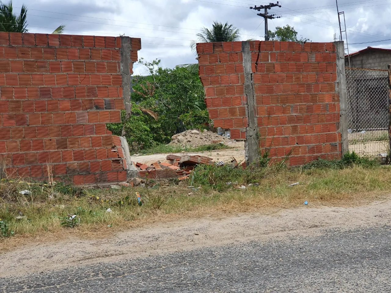 Muro onde as vítimas bateram antes de serem atacadas na Grande Fortaleza.