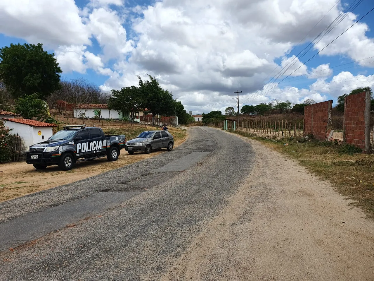 Policial e empresário seguiam pela CE-065 quando, em curva, bateram em um muro.