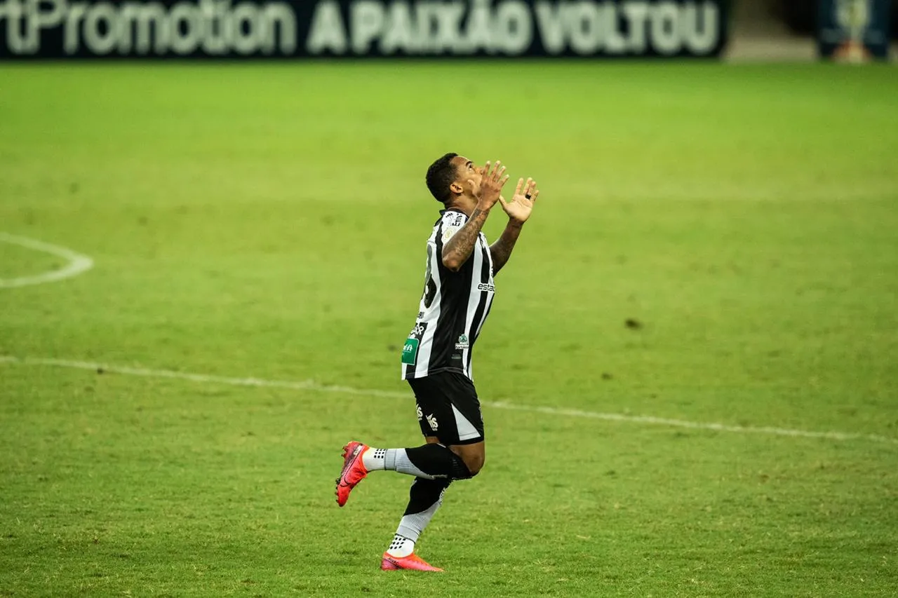 Eduardo marcou gol da vitória do Ceará sobre o Coritiba na Arena Castelão
