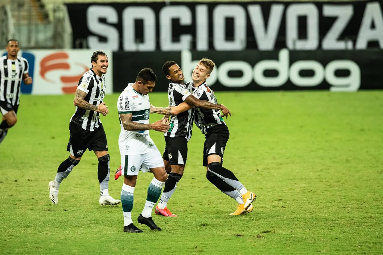 Eduardo e Charles comemoram o segundo gol alvinegro