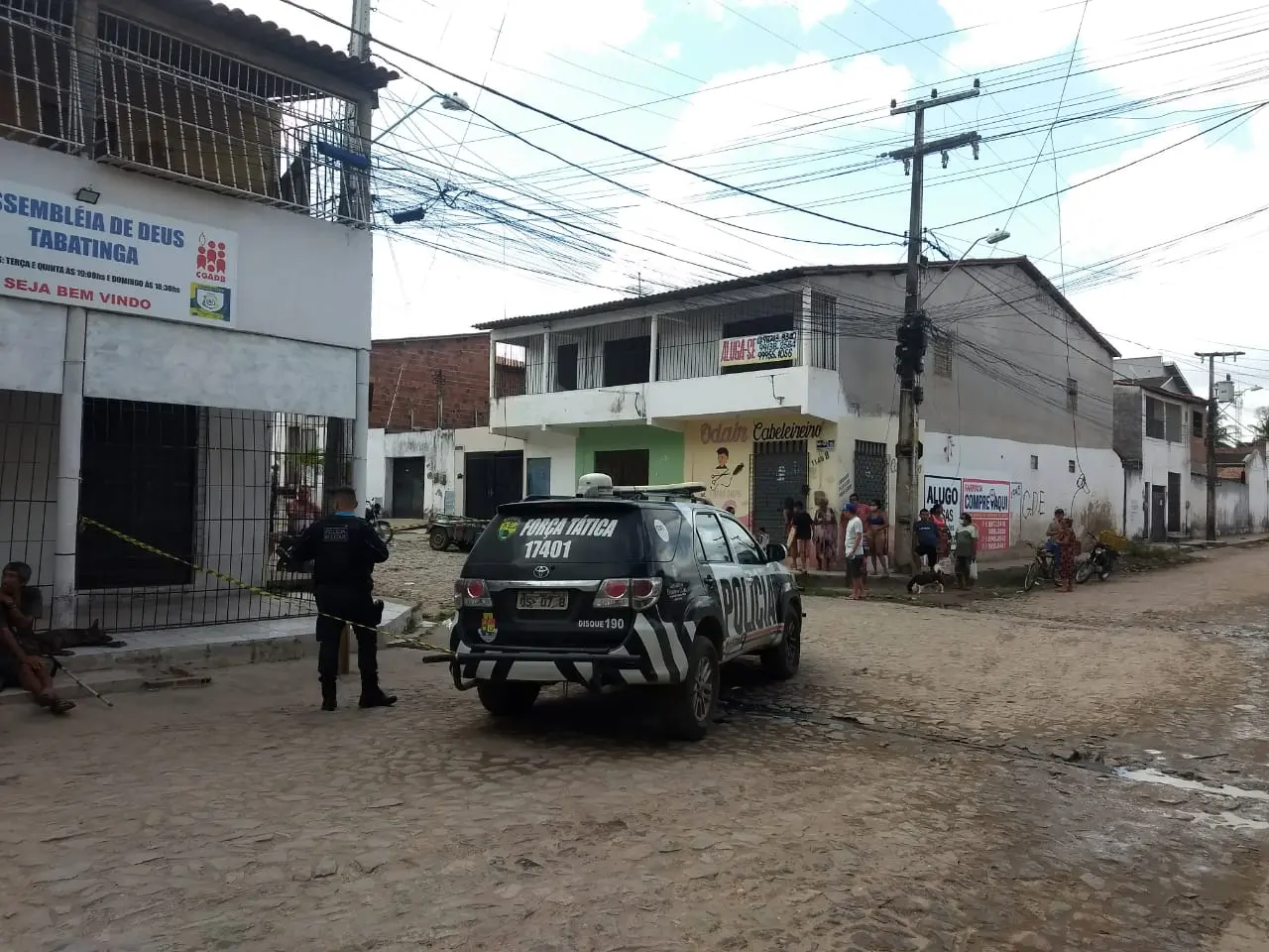 Imagem da notícia Motociclista é morto e passageiro é baleado após cometerem série de assaltos no Jardim Jatobá