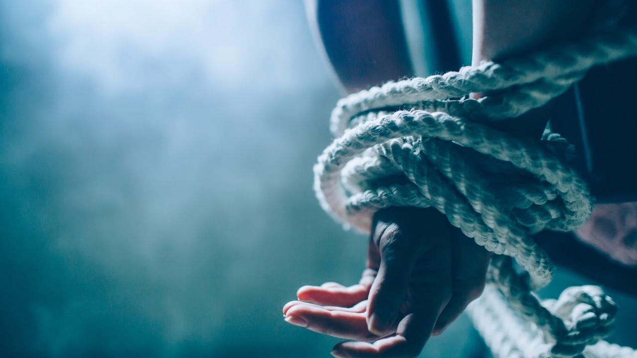 O trabalhador alega que foi torturado para confessar o suposto furto da arma de fogo