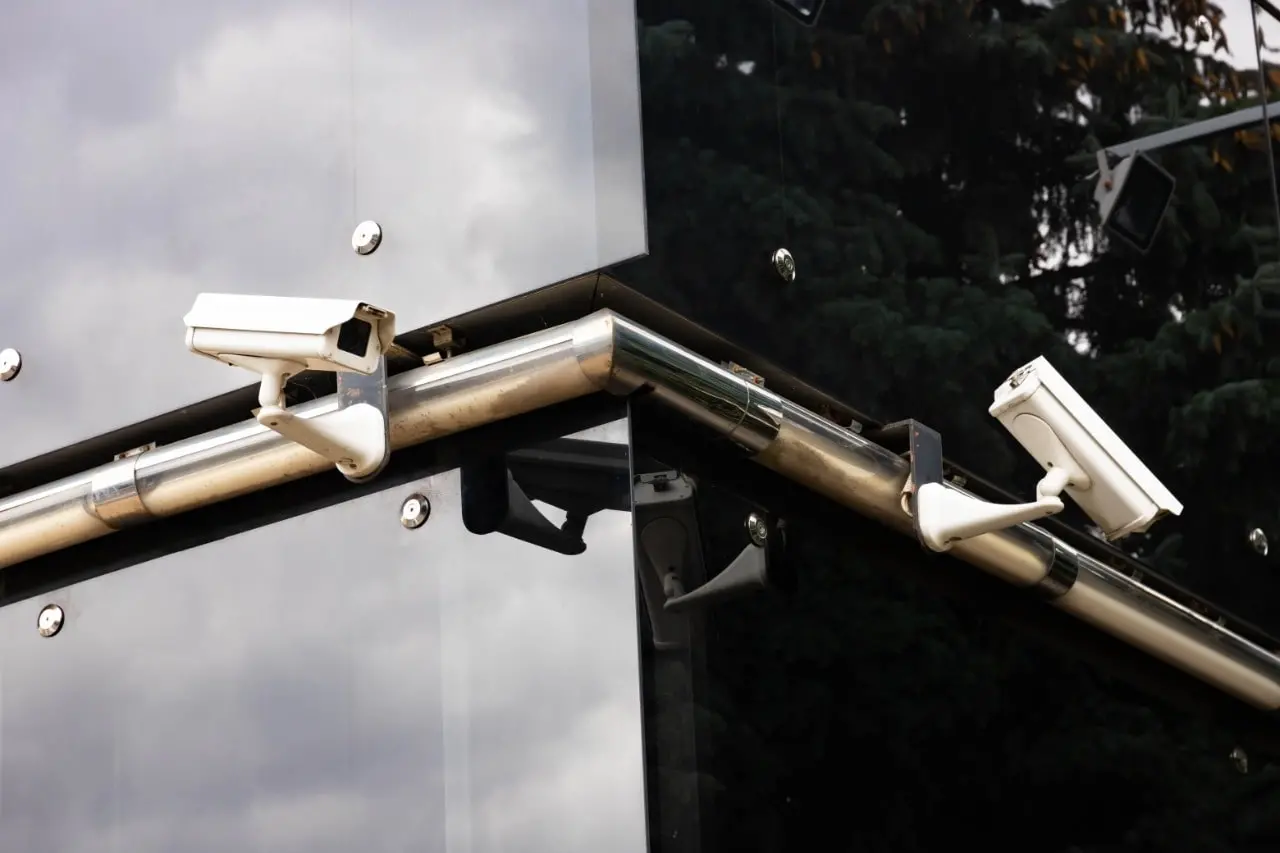 É indicado que as câmeras sejam instaladas em locais que permitam obtenção do consentimento prévio