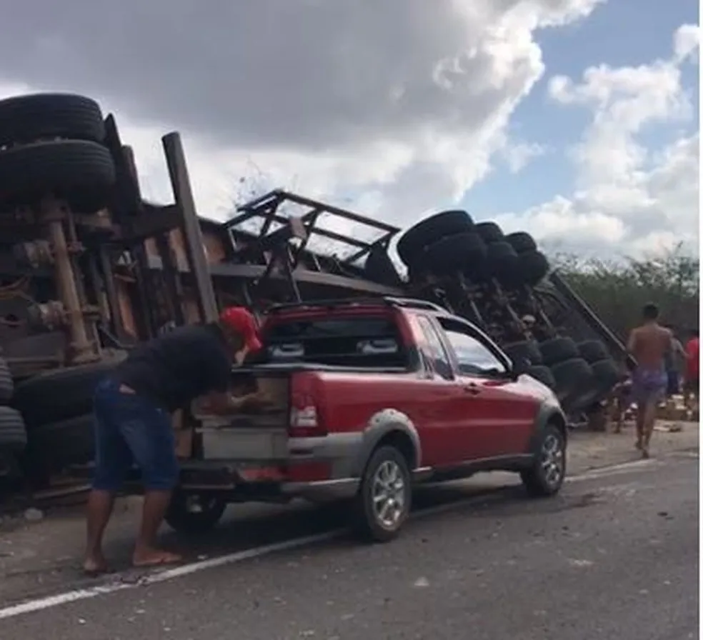 População saqueia carga de carreta tombada na BR-222, em São Luís do Curu
