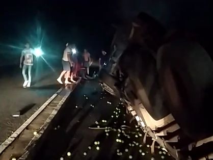 A população filmou o caminhão tombado na via logo após o acidente