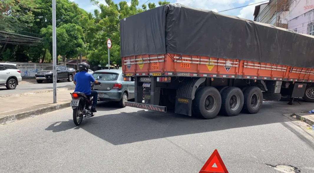 Carreta na Avenida Sargento Hermínio, no bairro São Gerardo