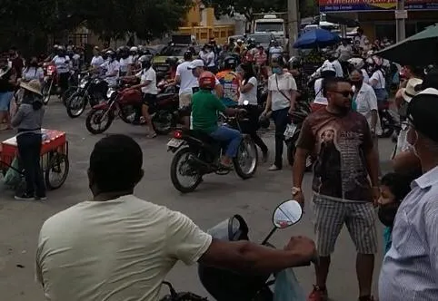Moradores já tinham feito outra manifestação em frente à delegacia onde está o suspeito