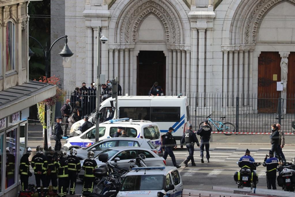 Policiais fazem cerco à basílica de Notre Dame, em Nice, onde o ataque ocorreu.