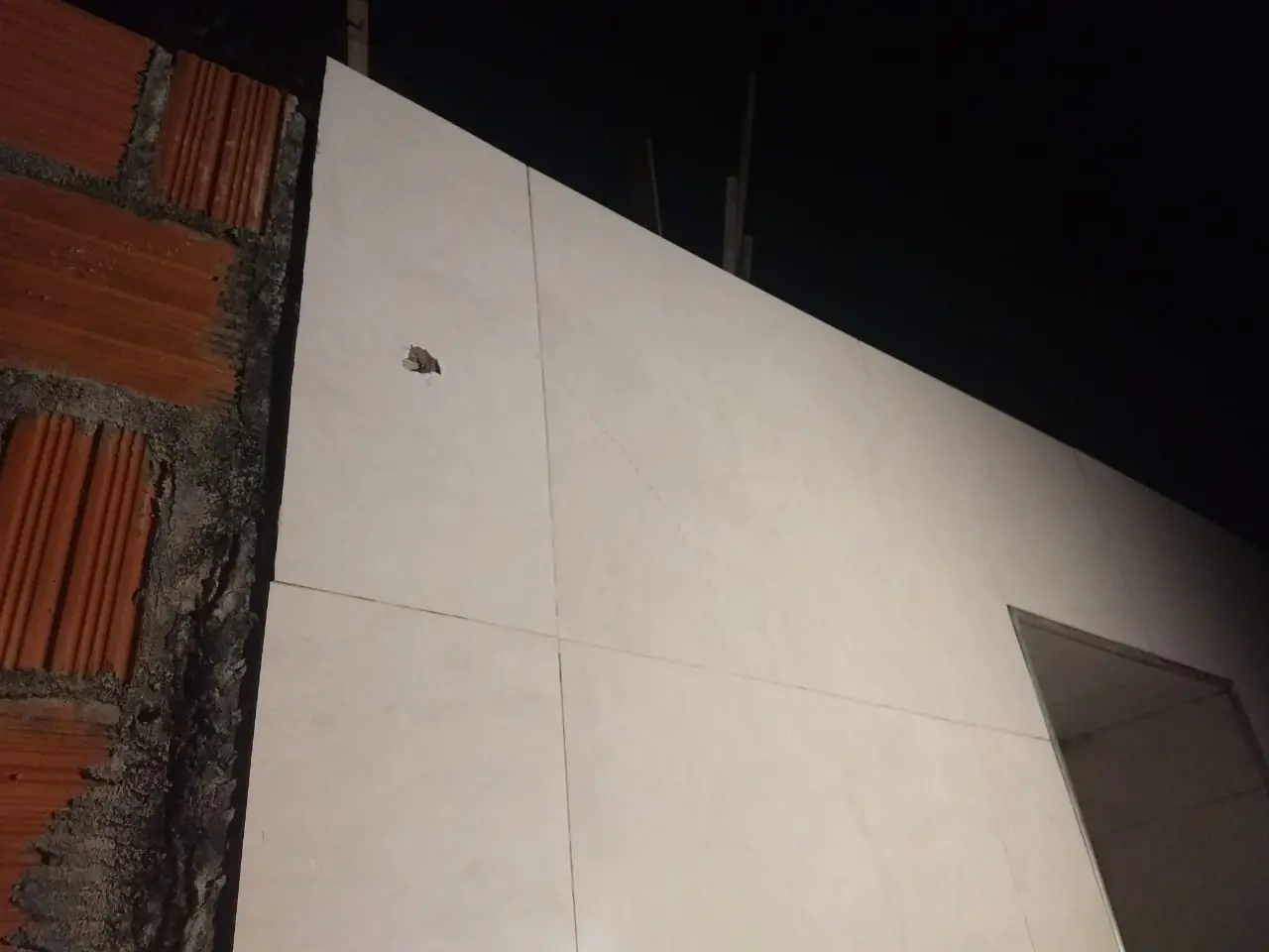 Imagem da notícia PM tem residência atingida por disparos na Tabuba e suspeito é preso com revólver 