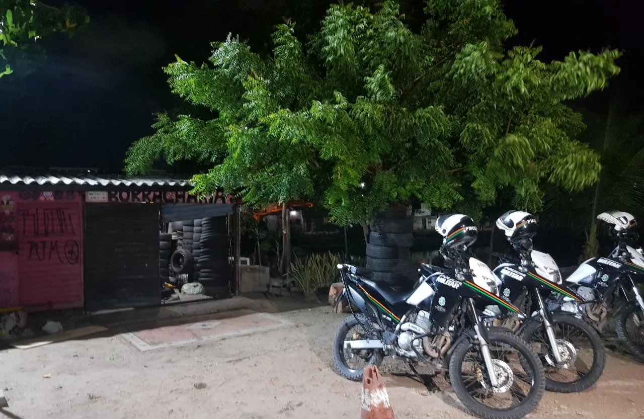 A polícia encontrou a borracharia aberta, mas o dono do estabelecimento não estava no local