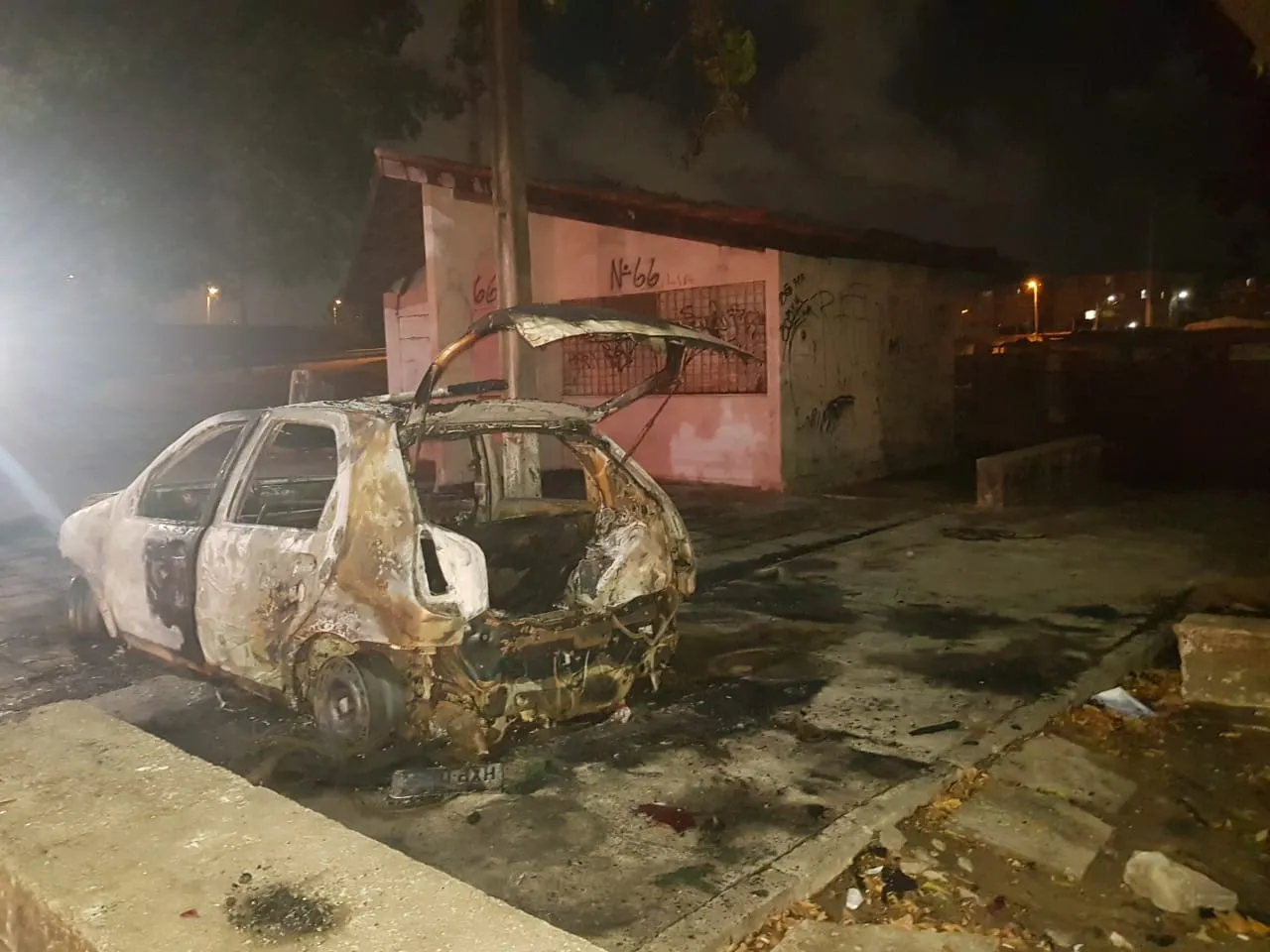 O carro do proprietário da borracharia ficou bastante danificado pelas chamas