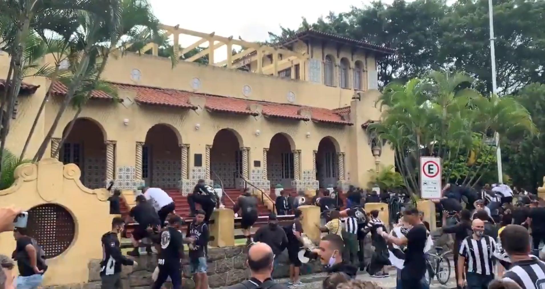 Cerca de 300 torcedores invadem sede do Botafogo, antes do ...