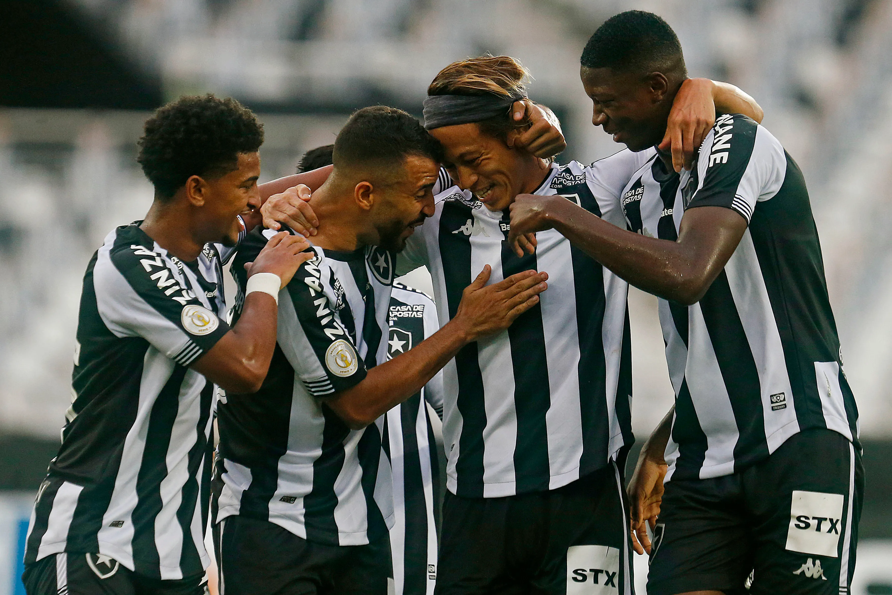 Capitão Honda comemorando gol com companheiros