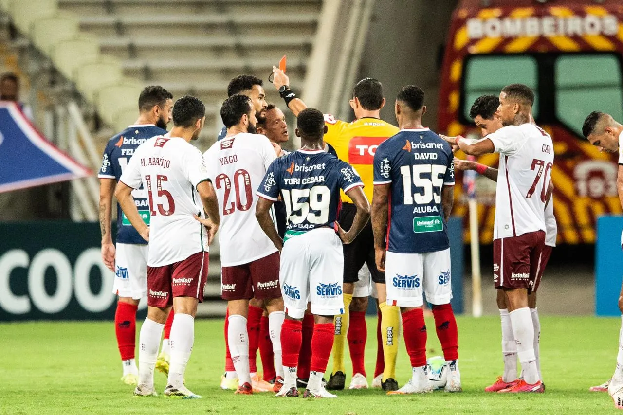 A expulsão de Roger Carvalho deixou o Fortaleza mais recuado na etapa final