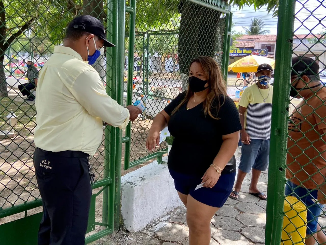 Temperatura dos visitantes era aferida logo à entrada dos equipamentos.