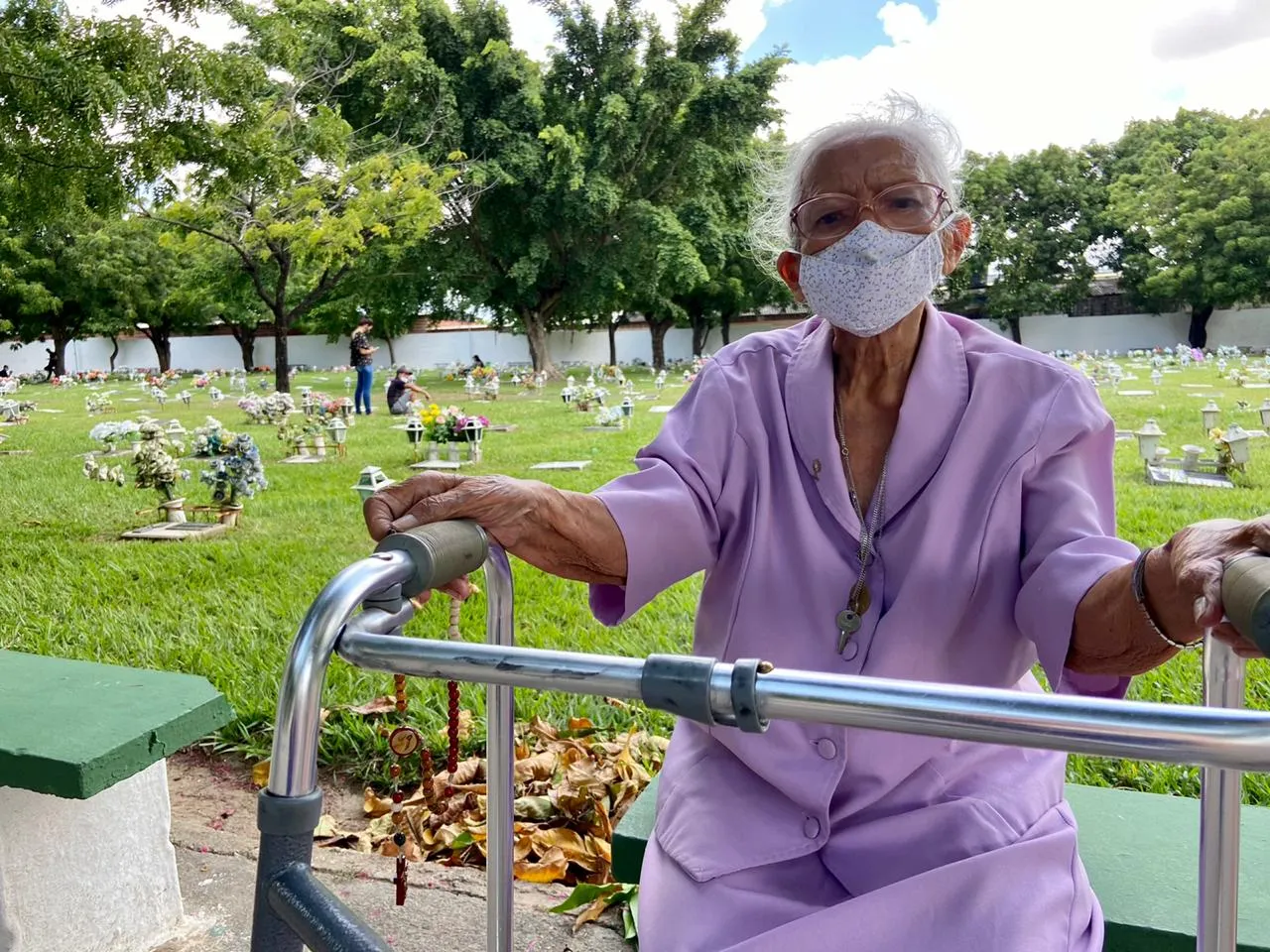 Conceição Santiago, 89, disse que ficar em casa nem foi uma opção.
