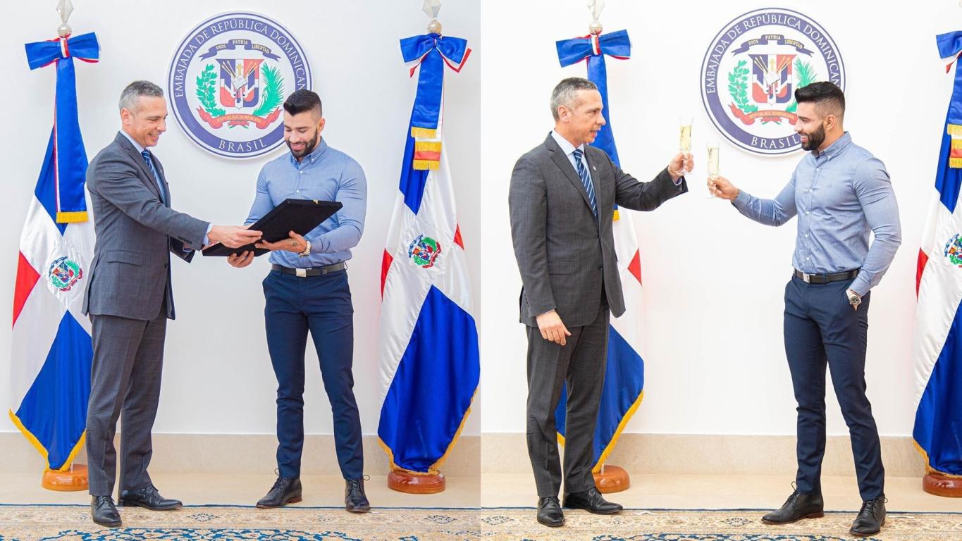 Sertanejo publicou imagens recebendo homenagem