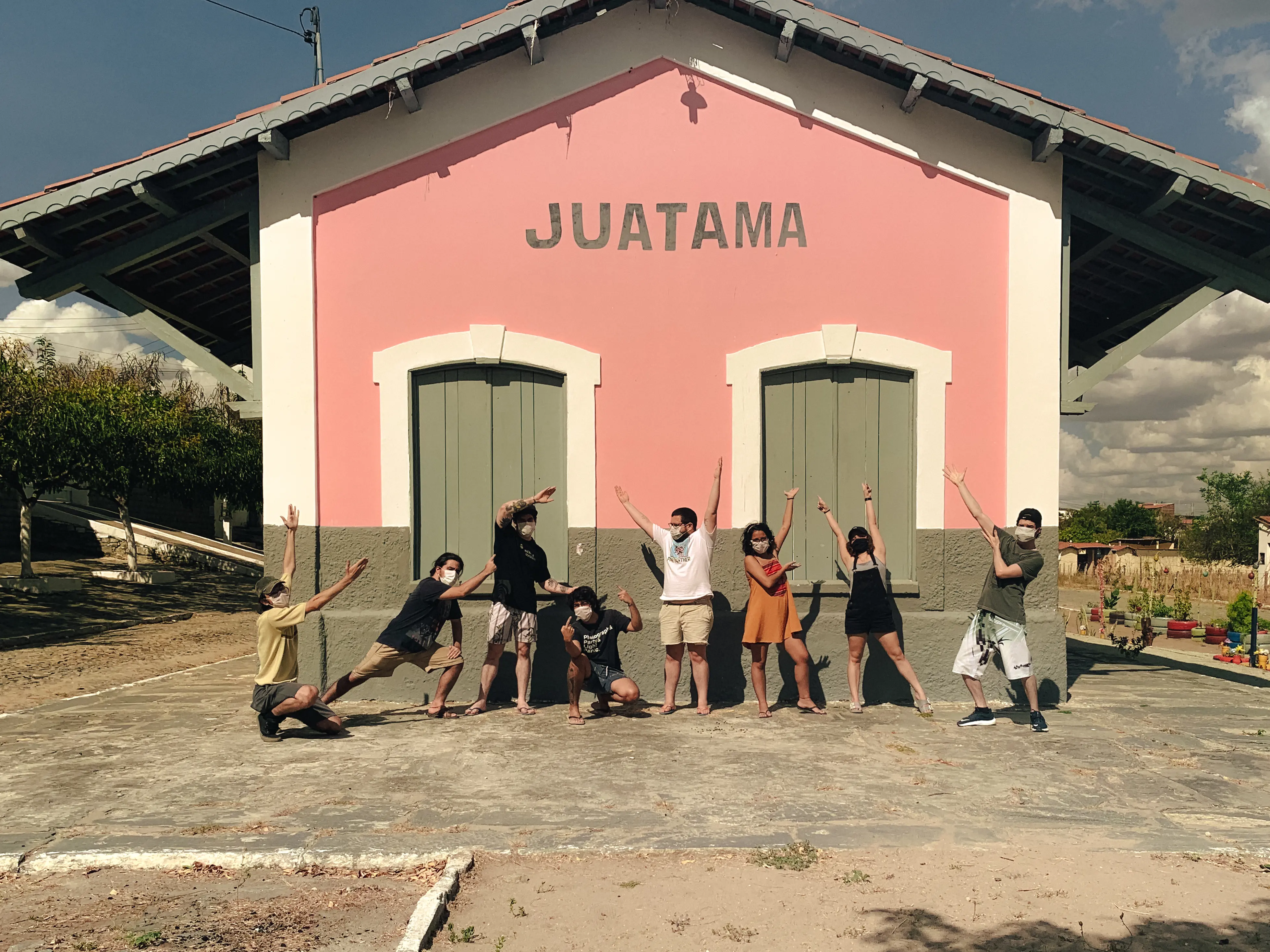 Equipe na histórica estação ferroviária de Juatama. Paisagem do distrito foi cenário de filmes como “O Cangaceiro Trapalhão” (1983)