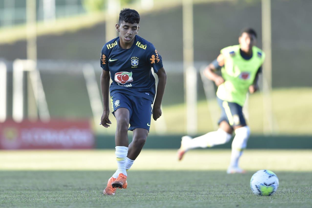 Davi realiza passe em treino da Seleção Brasileira Sub-17